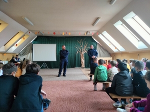 Uczniowie słuchający pogadanki wygłaszanej przez mundurowych z Komendy Powiatowej Policji w Pińczowie